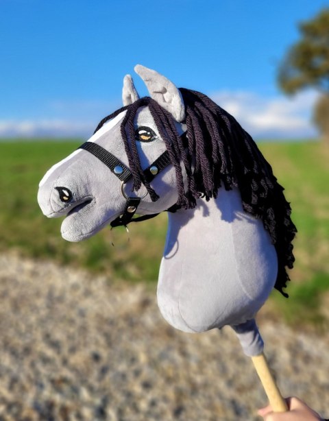 Hobby Horse Duży koń na kiju Premium - siwy IV z czarną grzywą A3 Hobby Horse Duży koń na kiju Premium - siwy IV z czarną grzywą A3