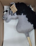 Hobby Horse Duży koń na kiju Premium - siwy IV z czarną grzywą A3