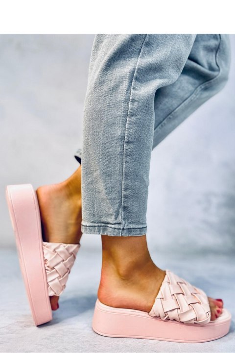 Sandał Klapki na koturnie INABA PINK - Inello Inello Sandał Klapki na koturnie INABA PINK - Inello Inello