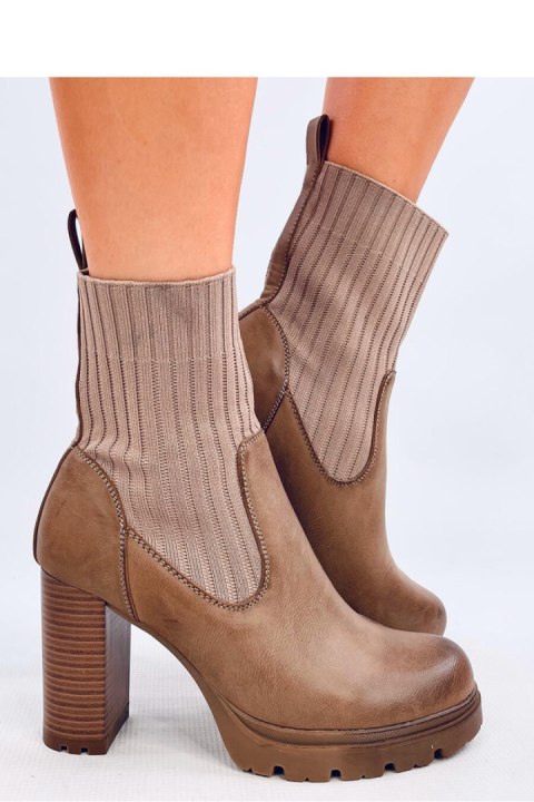 Botki na obcasie ze ściagaczem FAIRSY KHAKI - Inello Inello Botki na obcasie ze ściagaczem FAIRSY KHAKI - Inello Inello